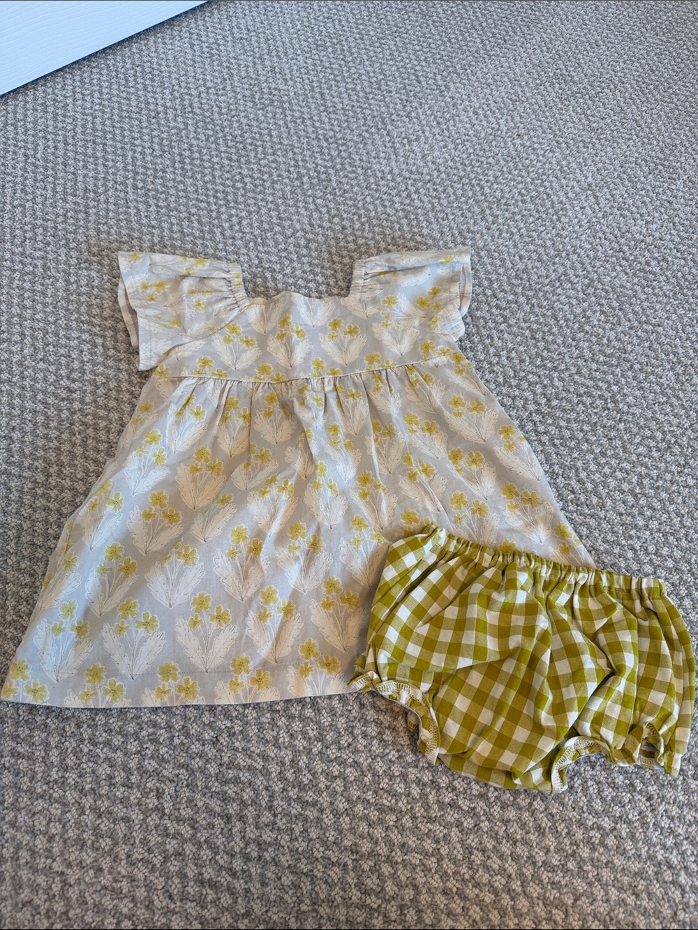 Yellow Floral Flutter-Sleeve Dress with Green Gingham Bloomers - Kids Casual Set